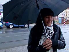 Аматьорска германска майка в кожени панталони се чука по време на прослушване на улицата