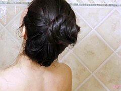 Svůdné brunetky MILFky dráždivé sprchové scény