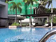 La tetona MILF filipina muestra sus grandes atributos mientras está en la piscina