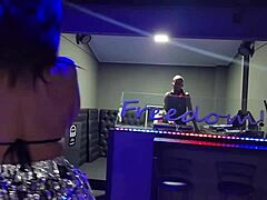 Una donna matura seduce il disc jockey e lui la punisce con una sculacciata