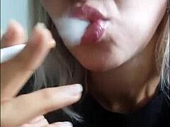 性感的吸烟宝贝在情色视频中展示她的私处