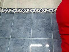 Медицинска сестра се пресвлачи у купатилу на кућном видеу
