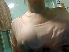 Häng med i duschen och njut av en fräsande europeisk fru med stora bröst och våt t t-shirt