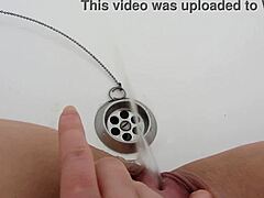 Koleksi video kencing yang menampilkan wanita matang yang membuang air kecil di dalam bak mandi, dengan tembakan dekat dan kesan ASMR yang pasti akan membuat anda terangsang