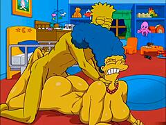Marge, de volwassen huisvrouw, geniet van anale seks in de sportschool en thuis terwijl haar man aan het werk is in deze parodie Hentai-video