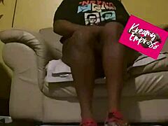 אמא מבוגרת שחורה מתפנקת בפטיש רגליים עם דבש גולמי