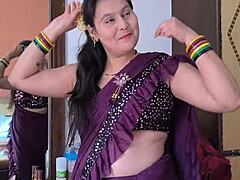 Tia indiana desfruta de garganta profunda de seu amante musculoso