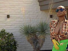 Nyla, la modelo Playboy de ébano, muestra sus grandes tetas naturales en una actuación en solitario