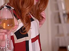 Елла Хугхес, сензуална црвенокоса, ужива са кристалним дилдом у експлицитном видеу