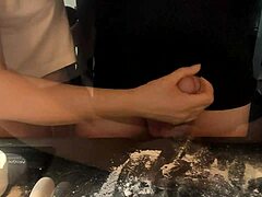 Érett nő liszttel készíti elő a péniszt az intim vacsorára