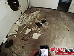 Vicky Hundt, een magere milf, wordt geneukt door een milf jager in een vervallen gebouw