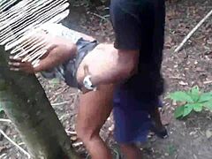 Pár si užívá sex venku v džungli