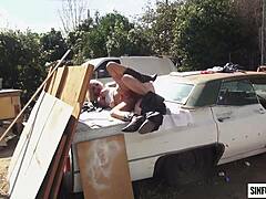 Нина Элле и Дэйн Кросс занимаются страстным сексом на поврежденной машине в последнем видео Axel Brauns с МИЛФой
