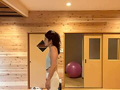 Instructorul japonez de yoga matur în acțiune