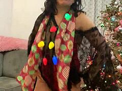 Зрелая латинская красавица Анна Мариас испытывает чувственный праздничный сюрприз в красном белье