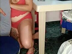 O MILF venezueleană este prinsă făcând porno și i se oferă sex vărului ei în schimbul unor fotografii nud