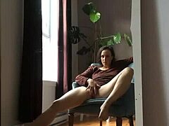 Amaterski videoposnetek s spletno kamero, ki prikazuje prsato milfo, ki seksa sama s sabo