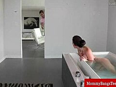 Mamá mayor atrapada dándose placer en el baño