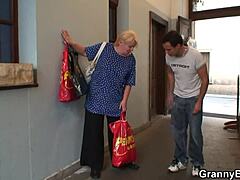 Una abuela rubia de 60 años monta el pene de un hombre joven en un video de realidad caliente