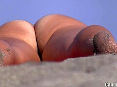 Strakke strandswing: Nudistische MILF's bedekt met sperma op verborgen spycam