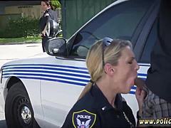 異人種のカウガールが MILF のソロビデオで彼女のとをレイプしている