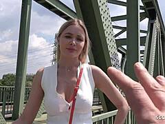 Верена Максия, русата немска пума, съблазнява своя кастинг агент за секс на открито