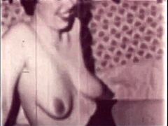 Bu retro porno videosunda olgun bir milf ile vintage sikişme ve tüylü amcık