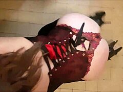 Korsetteki sarışın bir Fransız milf POV oral seks yapıyor ve saten iç çamaşırı giyiyor