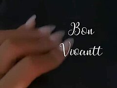 Een zwarte amateur geeft een POV pijpbeurt aan de vriend van haar man in een pornofilm