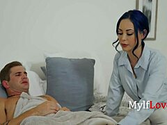Prsata MILF z modrimi lasmi ujame sina, kako se masturbira pred njeno sliko