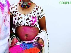 Amatérská indická máma s velkými prsy je šuká na Happy Holi
