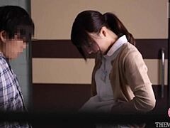 Uma mãe japonesa lamendo e tocando intensamente a vagina