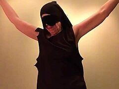 Tüylü olgun rahibe bir BDSM sahnesinde aşağılandı ve soyundu