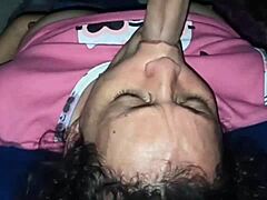 Kolombiyalı bir anne oğlunun arkadaşı için anal yalamaktan ve oral seks yapmaktan hoşlanır