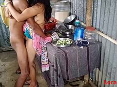 אישה הודית בוגרת מקבלת יחסי מין קשוחים בסגנון כלב על מצלמת האינטרנט
