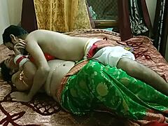 Indijska mačeha in njen najstniški učenec se ukvarjata z vročim seksom