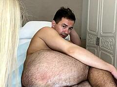Un modèle de webcam russe blonde se fait pénétrer l'anus lors d'une séance d'épilation en bikini