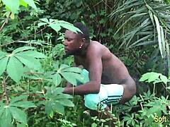 Afriški amaterski par uživa v psečem stilu v gozdu