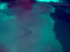 Uma MILF russa de grandes seios se masturba em uma banheira de hidromassagem