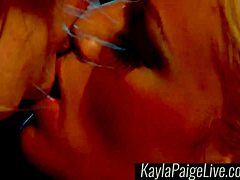 Kayla Paige en Cristamoore in lingerie genieten van kinky lesbische femdom-actie