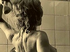 Old-school tabu familie hemmeligheter: en vintage pornovideo med en moden kvinne