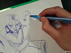 Ein heißer Teenager mit großen Brüsten und Hinterteil genießt schnelle künstlerische Lust mit einem Kugelschreiber