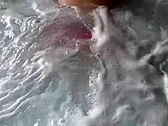 Una mujer curvilínea en tanga y bikini se pone salvaje en una bañera de hidromasaje pública