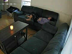 Una moglie sexy si fa piacere davanti a una telecamera nascosta mentre il marito guarda