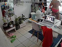 Curvy Meksikalı üvey anne gizli güvenlik kamerası üzerinde yaramaz olur