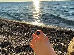 Die Herrin Lara verehrt die Füße und spielt am Strand mit den Zehen