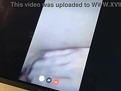 Una madura madura española recibe un creampie después de mostrar su lengua en la cámara web