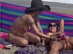 Una coppia sensuale esibizionista rivela la loro nudità sulla spiaggia
