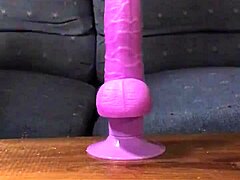 Horny milf käyttää leluja saavuttaakseen orgasmin ratsastellessaan dildoilla