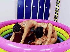 Лесбиянки с большими искусственными сиськами наслаждаются борьбой в бассейне желе